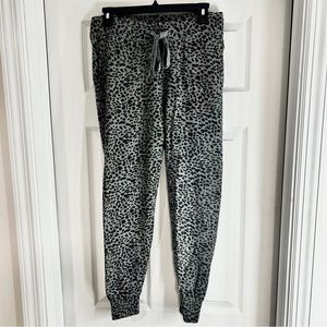 Monrow Cashmere Blend Soft Knot Black and Gray Sporty Leopard Print Jogger
